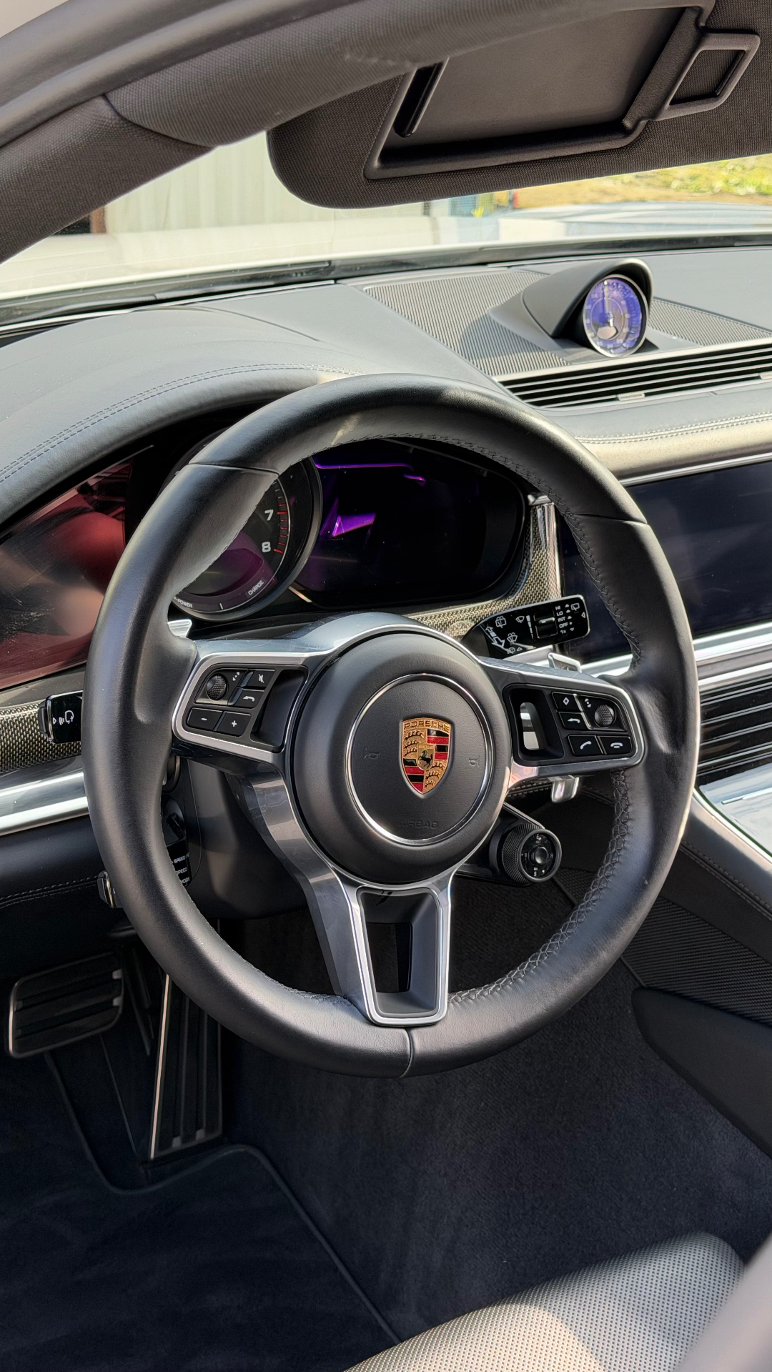 Porsche Cockpit mit Lenkrad nach Aufbereitung